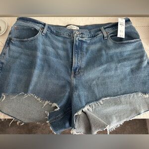 Abercrombie &Fitch curve love shorts. The 4in mom short high rise.  BRAND NEW